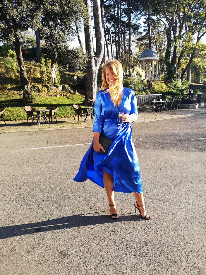 lisa blue dress in sun